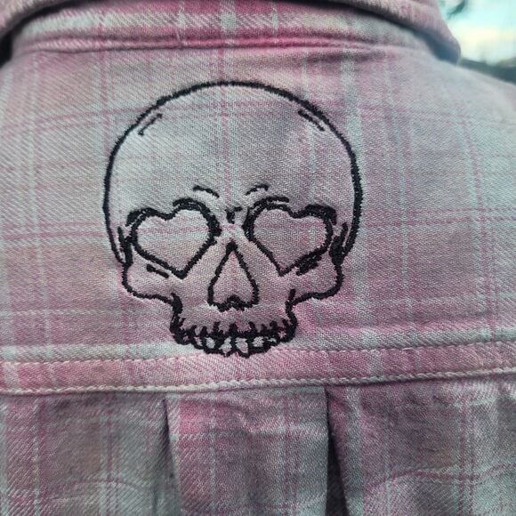 UPCYCLED Flannel with "Skull with Heart Eyes" Embroidered Patch | Size Medium - Picture 5 of 6